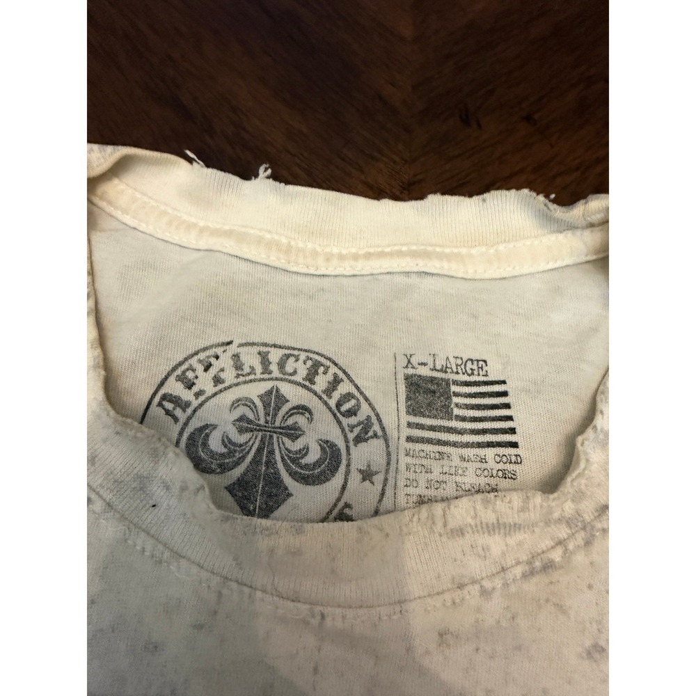 Affliction Mens Graphic T-Shirt XL White Gothic Fleur De Lis Distressed Y2K MMA - Picture 4 of 7